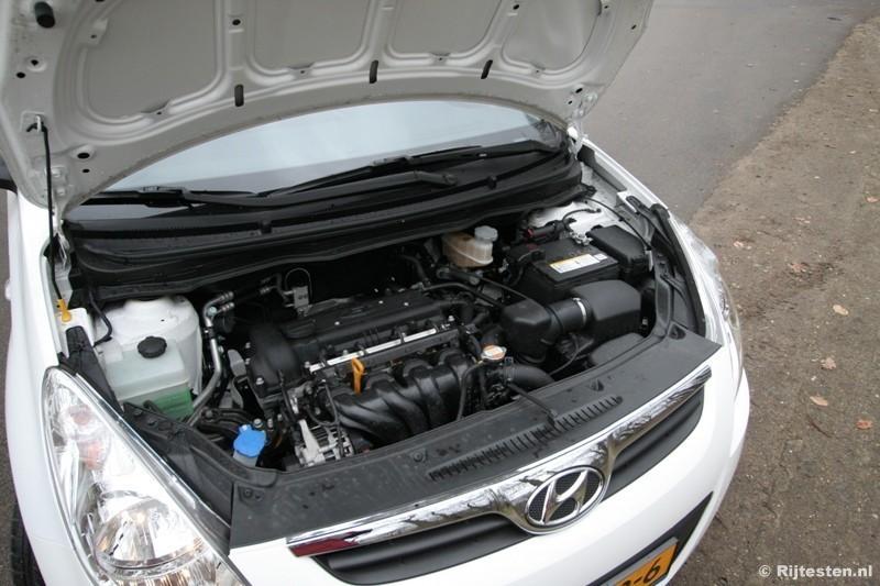 Tweeledig De i20 wordt bij ons leverbaar met een ruime gamma aan benzinemotoren en met één diesel. De basisversie is voorzien van een 78pk sterke 1.2-liter, de gereden versie heeft een 100pk sterke 1.