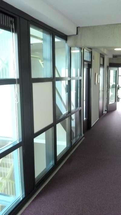 trappenhuis - verdieping 1 - spiegeldraadglas 0,91*0,77 m*4+ 0,91*0,78 m*2 + 0,82*0,78*2 Eis: Wbdbo 30 + 0,32x0,93 m -spiegeldraadglas en multiplex (excl.