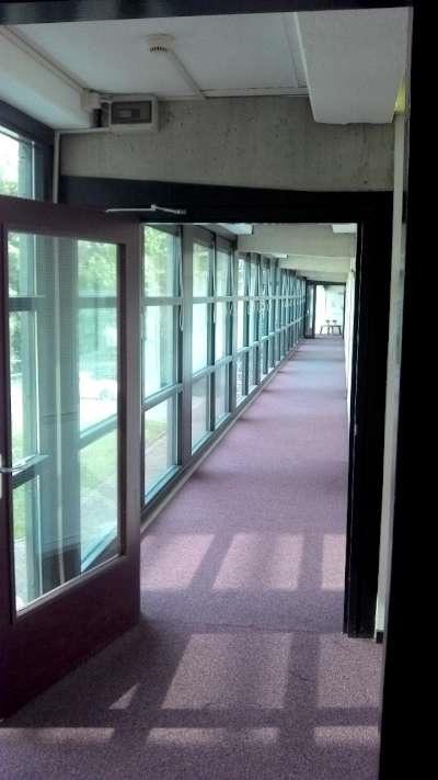 Nr. Foto Locatie Beoordeling Oplossing 33 pui trappenhuis gang - verdieping 1 - zijlicht spiegeldraadglas 2,01*0,30 m = 0,6 m² - spiegeldraadglas deur 1,60*0,88 m = 1,4 m² - glaslatten 28x25 mm,