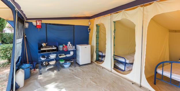Alle tenten zijn voorzien van: Bedden met matrassen en kussens Koelkast Gastfornuis en grill - - - Servies, bestek en kookbenodigdheden - Verlichting en elektrische aansluiting.
