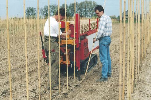 Foto: Zelfrijdende boor voor stokken zetten GEREEDSCHAP, MACHINES EN APPARATEN Gebruik lichte stokken. Gebruik een bindtang en probeer zoveel mogelijk knoopwerk te voorkomen.