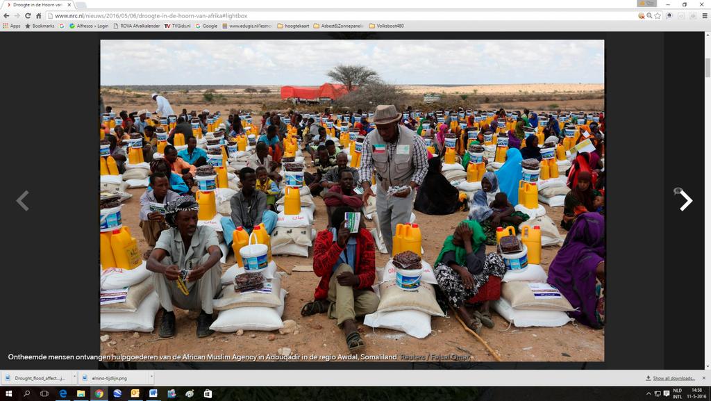 Vraag 15 Bekijk bron 12. Bron 12 Uitdelen van eten in verschroeid Somalië Bron: http://www.dvhn.