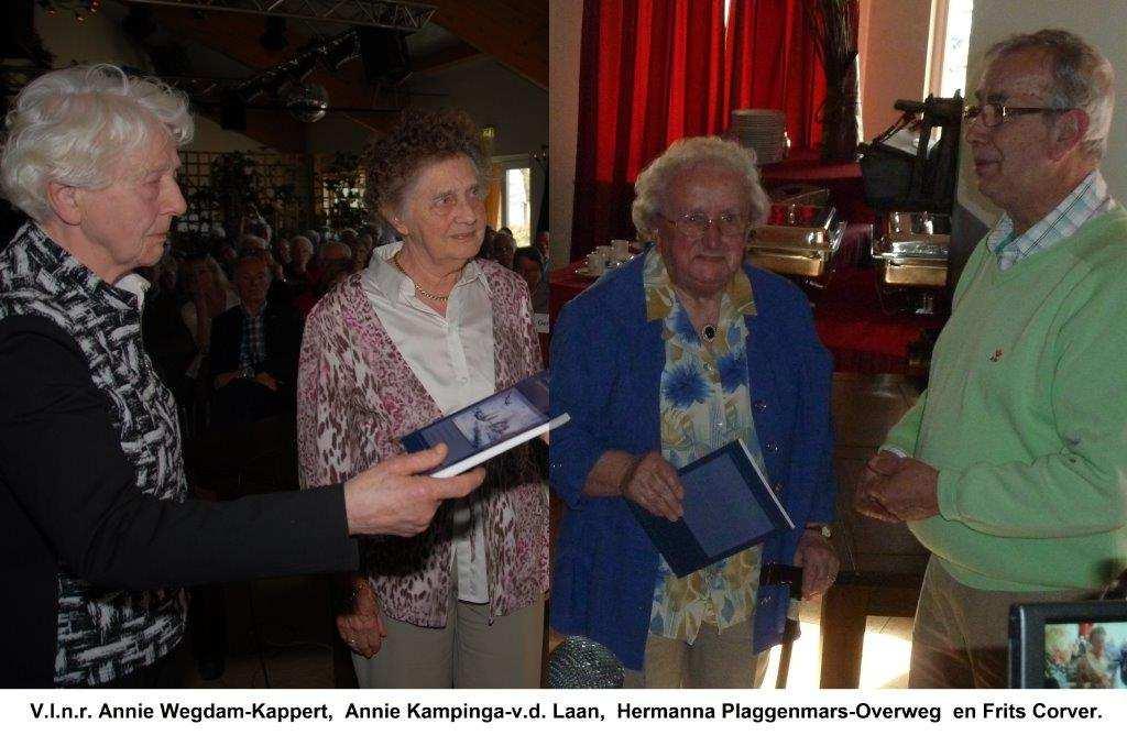 Foto Albert Samson. Frits Korver heeft het boek uitgereikt aan de drie hoofdpersonen in het boek. Oude foto s.