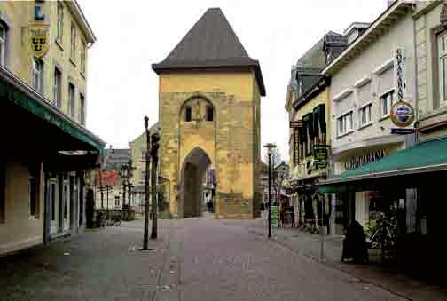 Binnen het historisch centrum van de kern is de gemeente voornemens de Grendelpoort in oude luister te herstellen en de Geulpoort, waarvan alleen de fundamenten nog aanwezig zijn te herbouwen.