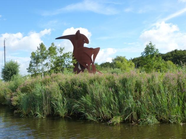 Dan via Akkrum met het richting wijzende kunstwerk, de Frisian Queen,