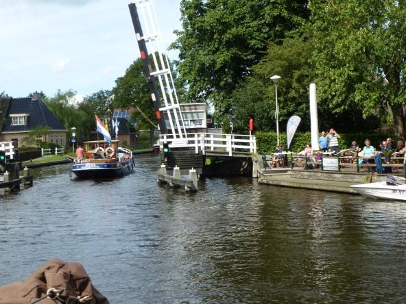 wierfilter). Dan om ca. 9.15 uur de motor starten en wordt varend de mast gestreken.