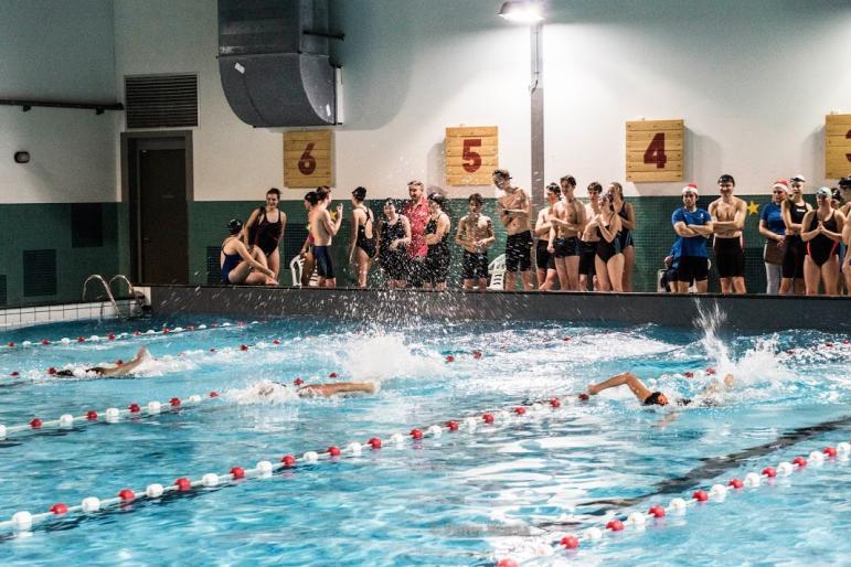 Ieder teamlid zwemt om beurten 100 meter (4 banen) en dit 60 minuten lang. Een team mag NIET alleen maar uit mannen of alleen uit vrouwen bestaan. De prijs?