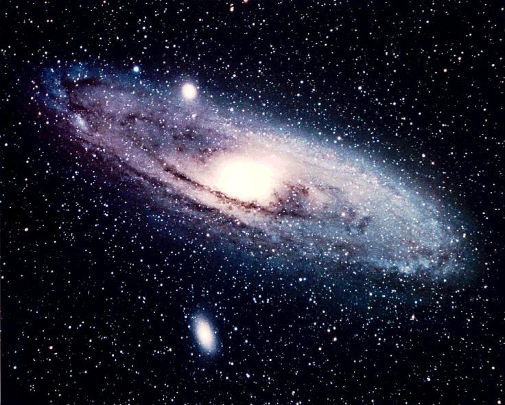 Nederlandse samenvatting ONS eigen sterrenstelsel, de Melkweg, bevindt zich niet in een isolement, maar is omgeven door ongeveer 20 (dwerg-) satellietstelsels.