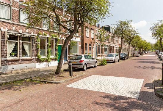 Leuke, uitgebouwde woning op loopafstand van het centrum Wonen aan de IJssellaan betekent wonen aan een brede, rustige straat en op loopafstand van het gezellige Goudse centrum.