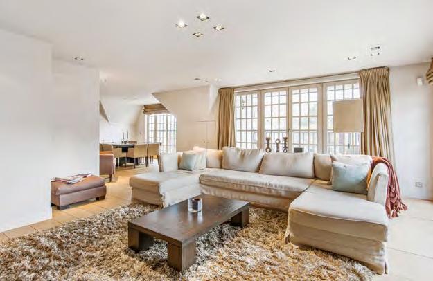 000 Zéér luxueus gerenoveerd appartement met fronaal zeezicht naast de One Carlton!