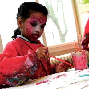 Een wereld op maat van jonge kinderen, waar ze kunnen spelen met andere kleuters, hun verhaal vertellen, luisteren naar anderen, samen eten en zelfs samen slapen Daarom is de school en het