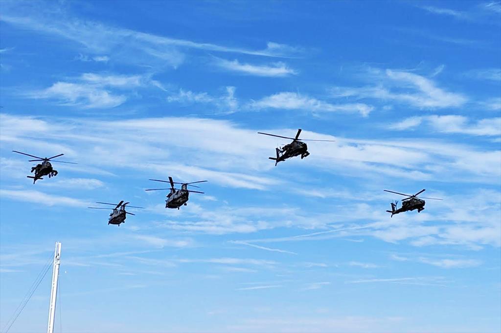 Nederlandse helikopters brengen groet tijdens Grand Prix 21 oktober 2018 22:11 Nederlandse helikopters, 3 Apaches en 2 Chinooks, voerden vandaag in pijlformatie een fly-by uit over de pitstraat van