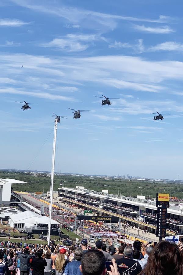 Luchtmachters met radio's stonden op het Texaanse race-circuit in directe verbinding met de toestellen. De fly-by verliep dan ook geheel volgens plan.