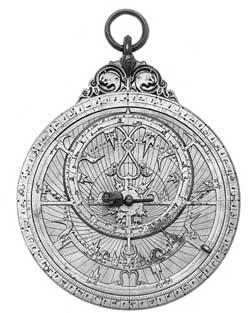 Een astrolabium Een astrolabium is het verfijnde toestel van een quadrant. Een draaiende zichtpijl (alhidade) werd naar het hemellichaam gericht en zo kon je de hoogte aflezen.