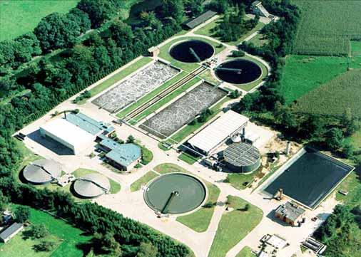 Overzichtsfoto van de zuivering te Eerbeek, waar het afvalwater van drie papierfabrieken wordt gezuiverd.