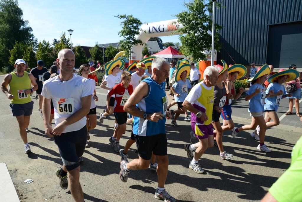 Onze 28ste Stratenloop : even terugblikken. Op zaterdag 8 september was het weer zover! Onder een stralende zon liepen meer dan 250 deelnemers rond het Kuipershof en door de straten van het Centrum.