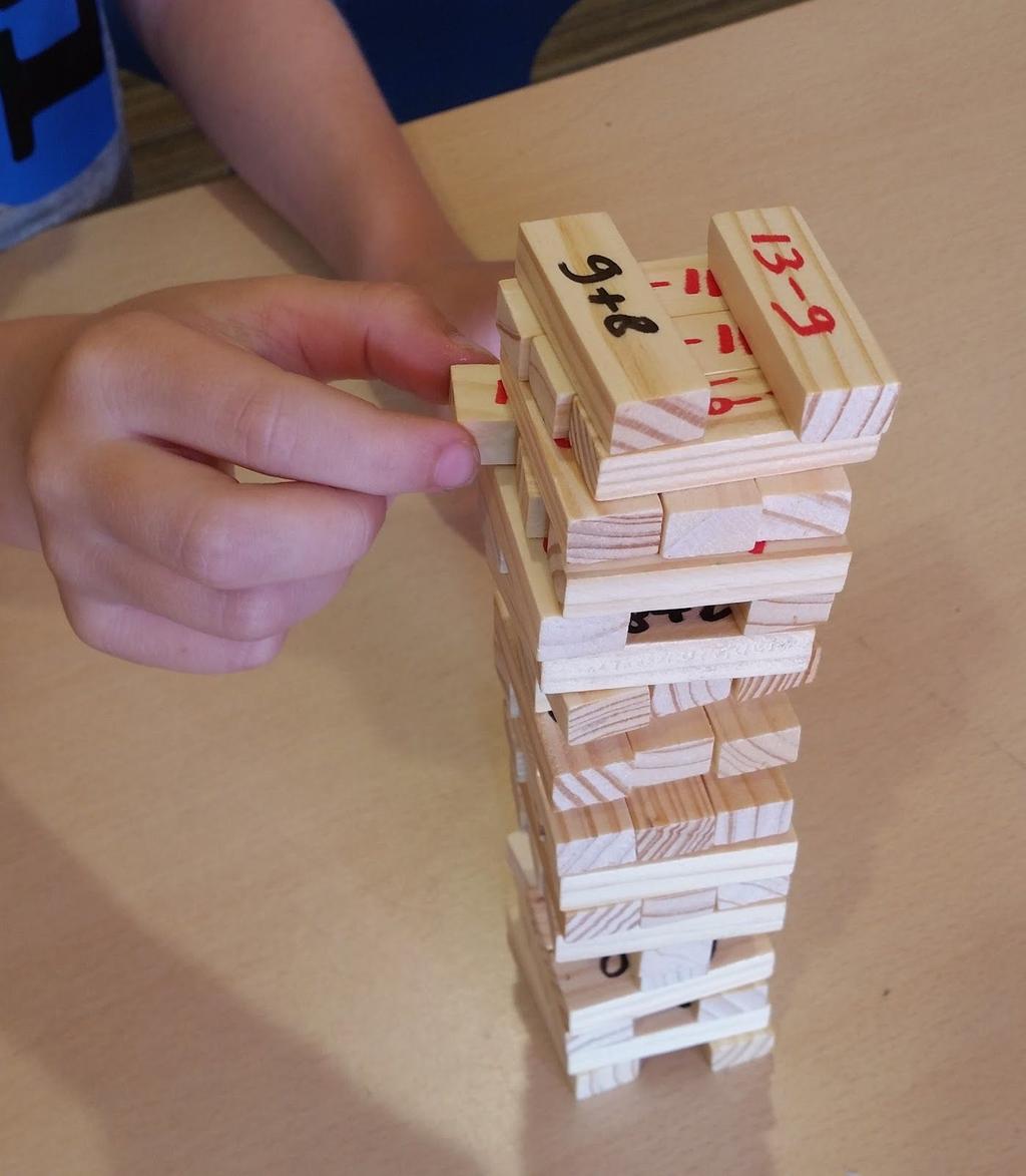 Jenga Het bekende spel Jenga kun je nu ook inzetten voor de tafels. Voor je het de eerste keer kunt spelen, zul je er met (watervaste) stift de tafelsommen (zonder antwoord) erop moeten schrijven.