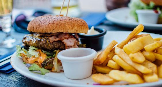 Na het inchecken in ons hotel kan u relaxen aan het zwembad en geniet u van een driegangen diner in