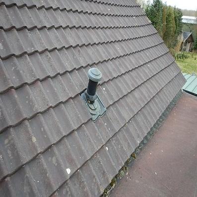 Dit verhindert de ventilatie en kan verrotting van het dakbeschot of panlatten veroorzaken. Veel dakpannen moeten op enig moment herlegd worden om de ventilatie te waarborgen.