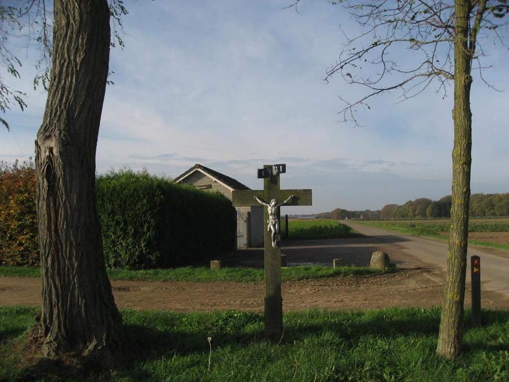 Wegkruis aan het Vagevuur. Het vagevuur is een oude plaatselijke benaming voor enkele landerijen langs de Holsterweg. Het houten kruis is 2,2 m hoog. Het metalen corpus is 60 cm groot.