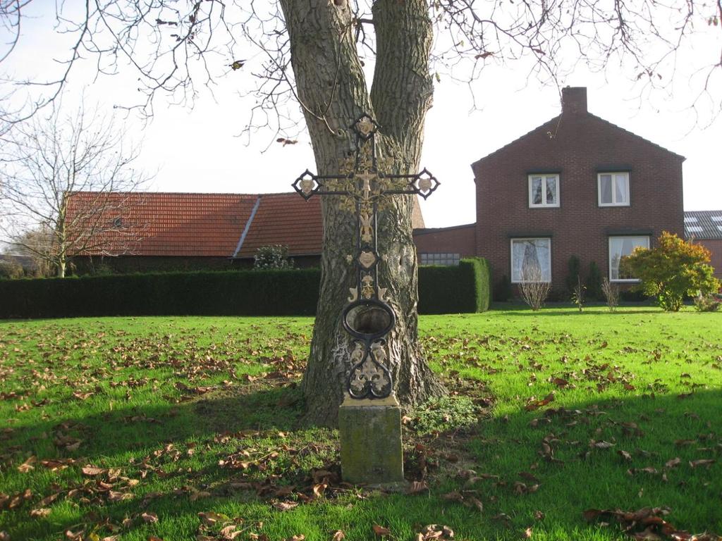 Wegkruis Kerkbergweg Sinds mensenheugenis staat er een kruis langs de Kerkbergweg te Vlodrop op de plaats waar tot 1783 de parochiekerk van Vlodrop, Karken en Posterholt stond.
