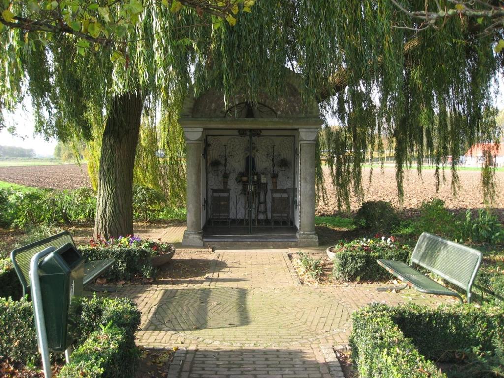 Mariakapel aan de kerkveldweg De huidige kapel werd in 1995 herbouwd nadat haar voorganger door Hollandse jongeren in 1995 deels werd vernield.