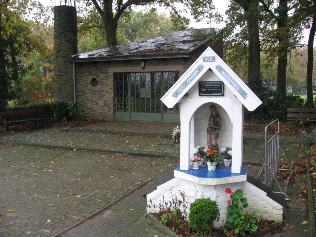 Twee Mariakapellen aan de Wijngaard. Het oudste en kleinste Mariakapelletje werd in 1948 opgericht door bewoners van de Wijgaardstraat uit dankbaarheid voor de goede afloop van de oorlog.
