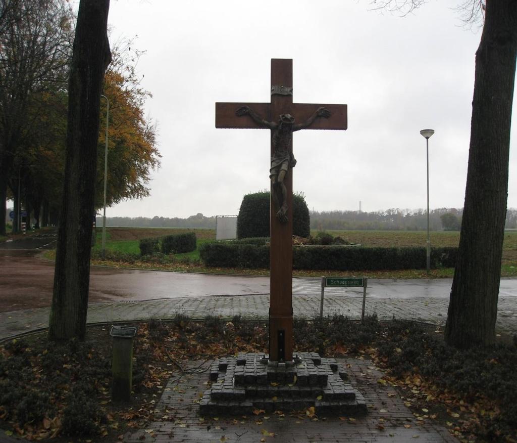 HERKENBOSCH 23 Wegkruis aan de Vier Gebroeders. Het 4,20 m hoge kruis met een keramieken corpus vervaardigd bij St.