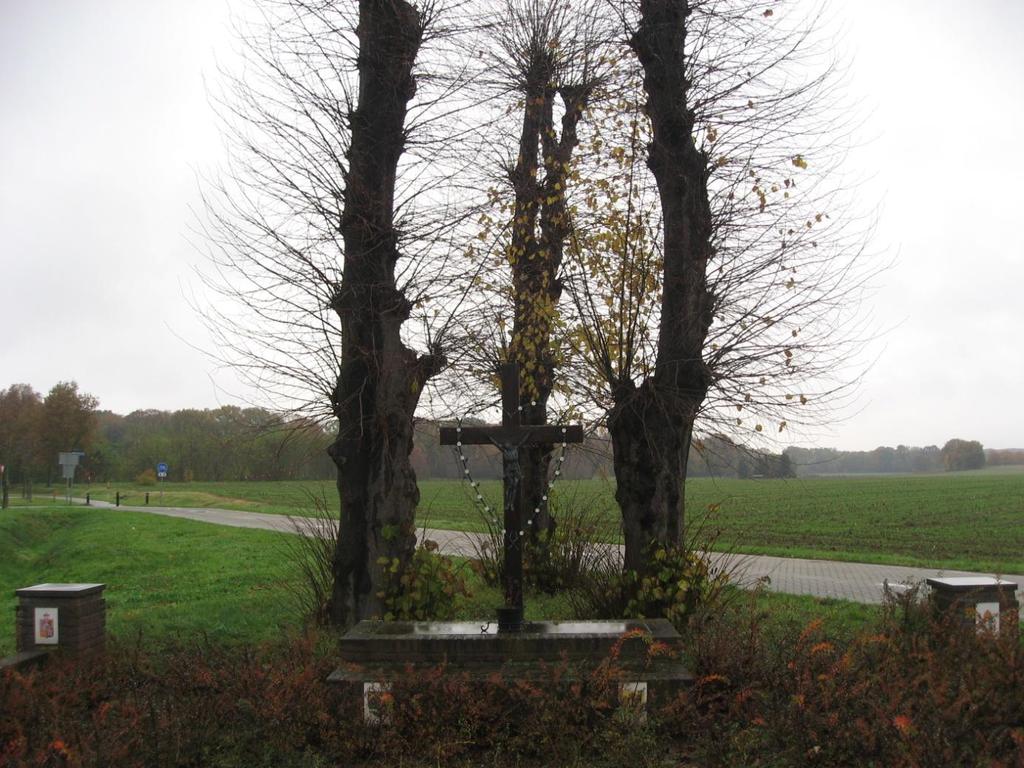 Kruisbeeld (hagelkruis) aan de Heinsbergerweg, hoek Regteweg. Reeds op een kaart uit 1802 van Tonnedehoffsgoederen staat dit kruis vermeld als Hagelkruis op de Dreyangel.