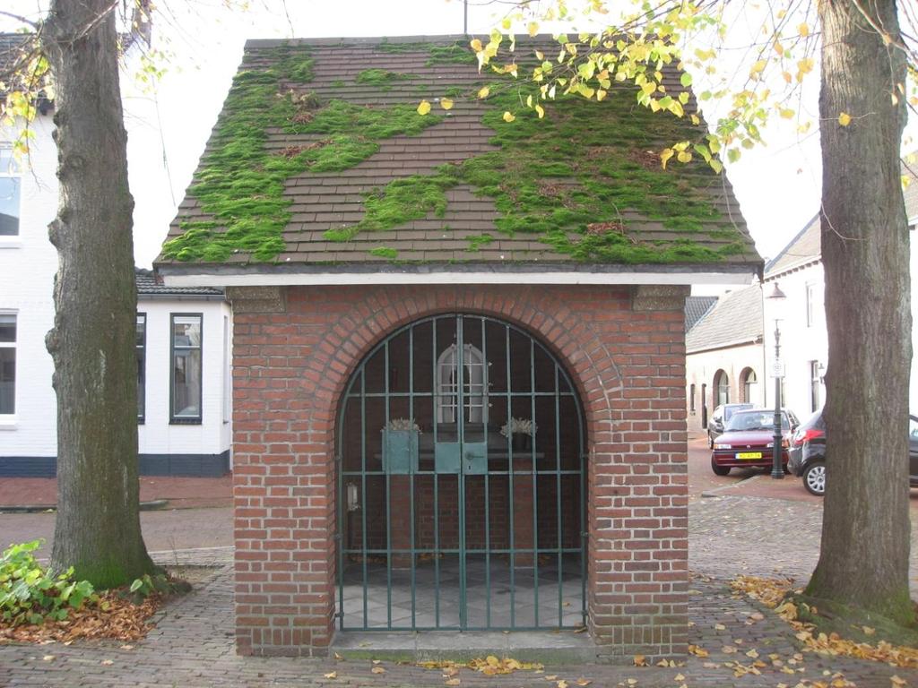 Maria Kapel aan de Hoofdstraat Het kapelletje werd in 1950 gebouwd en in 1951 in gebruik genomen ter vervanging van het kapelletje dat tijdens de oorlogsjaren werd vernietigd en dat op haar beurt op