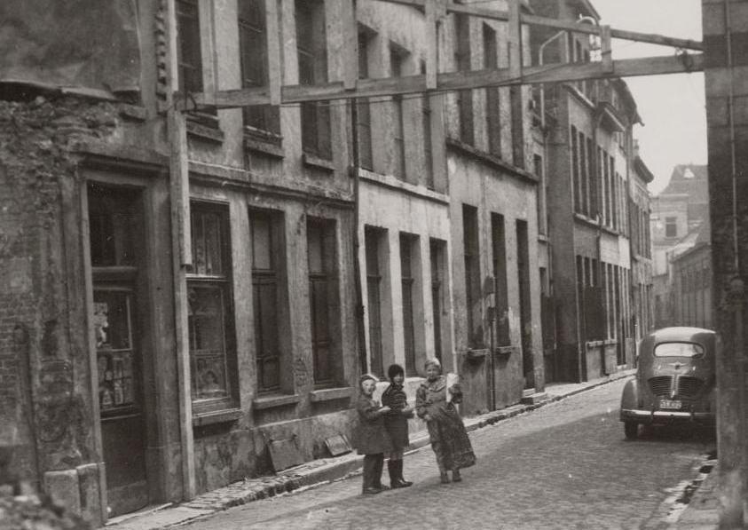 Vergelijk de breedte van de straat op de kaart van het Tempel-hof met de Lange