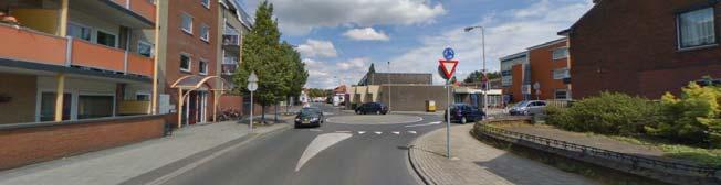 fietssuggestiestroken. Een slecht overzicht op het kruispunt Voorstraat leidt tot conflicten tussen fiets en auto, en auto s onderling.