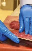 wanneer handschoenen van slechte kwaliteit scheuren of doorprikt worden, waardoor de huid blootgesteld wordt en stukken handschoen in het voedsel terechtkomen Slechte grip in glibberige of vettige