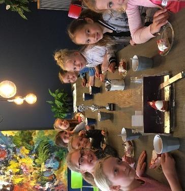 Na een spannende en sportieve middag zijn de meisjes van groep 6A met coach Marcel kampioen geworden. Na alle wedstrijden in de poule gewonnen te hebben, gingen de meiden door naar de kruisfinales.