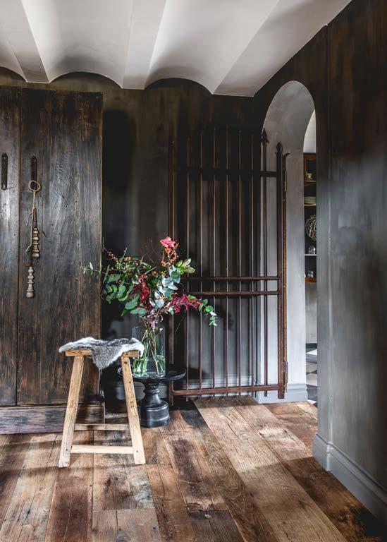 De deur die naar de keuken leidt, is versierd met een ijzeren hek dat Claudia s vader maakte.
