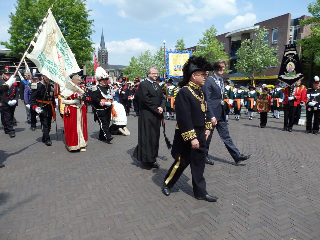 Na het ontvangst trokken de schutters en genodigden naar het centrum van Venray voor de optocht deze was kort maar erg gezellig.