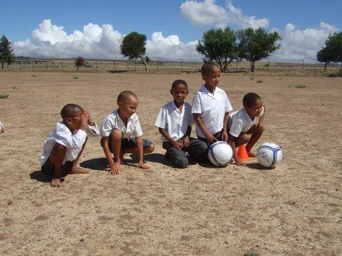 Inleiding De Stichting is opgericht in 2003 met als belangrijkste doelstelling: educatieve ondersteuning in brede zin van achtergestelde groepen en onderwijsinstellingen in Zuidelijk Afrika.