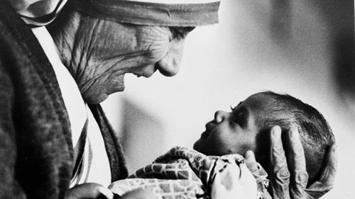 Expositie over Moeder Teresa Sint Josephkerk Op 80 panelen wordt het leven en de spiritualiteit zichtbaar van moeder Teresa.