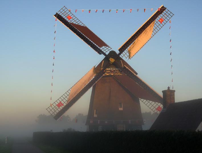 uitstrekt, staat de Twiskemolen al geheel gepavoiseerd