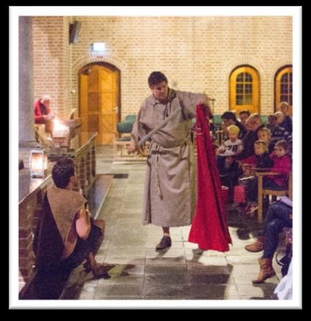 Na het toneelspel mag je zelf met je lampion meelopen in de optocht door de kerk.