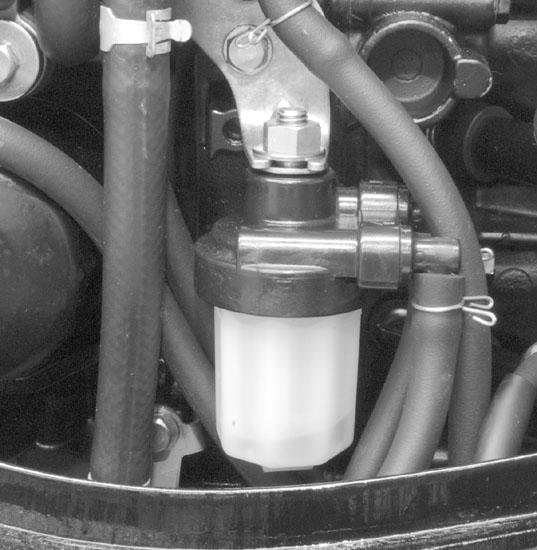 ONDERHOUD Voordt u onderhoud n een onderdeel vn het brndstofsysteem uitvoert, moet u de motor fzetten en de ccu loskoppelen. Tp het brndstofsysteem heleml f.
