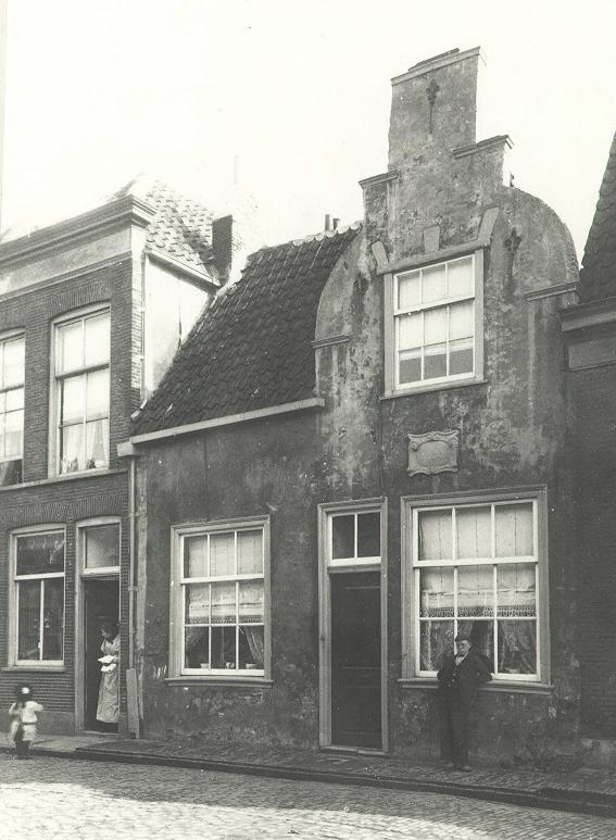 Op kosten van een der lidmaten, de kleermaker Pieter Arnouts van der Laer, die op 18 februari 1627 te Delft ingeschreven was in het poortersboek