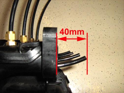 Boor volgens onderstaande foto 4 gaten van 9 mm in het inlaatspruitstuk.