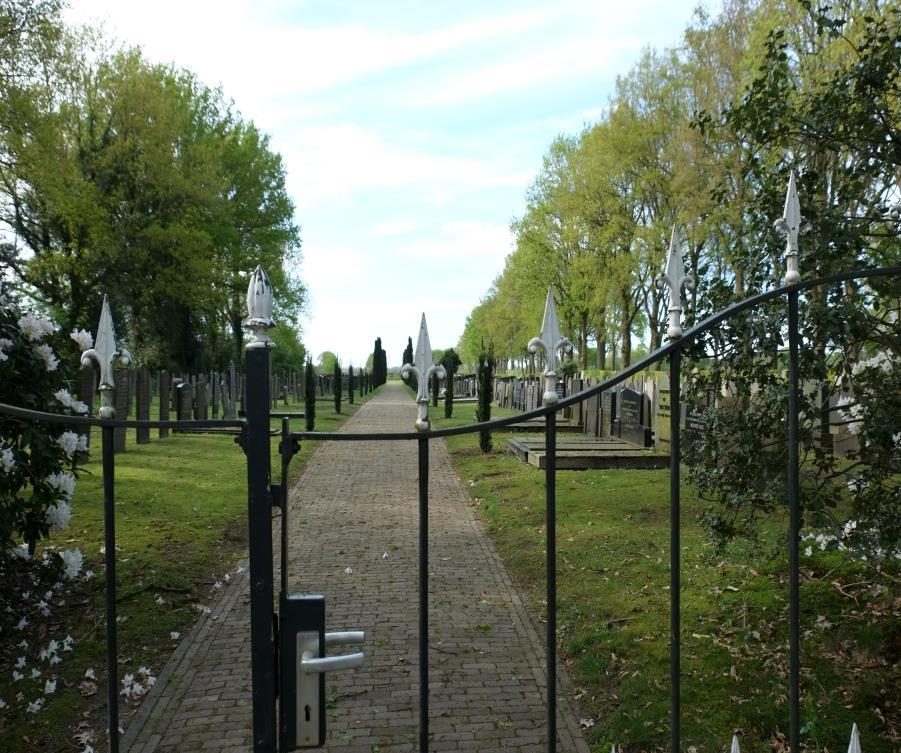 De nieuwe begraafplaats In 1935 is de nieuwe begraafplaats op de hoek De Weidenweg