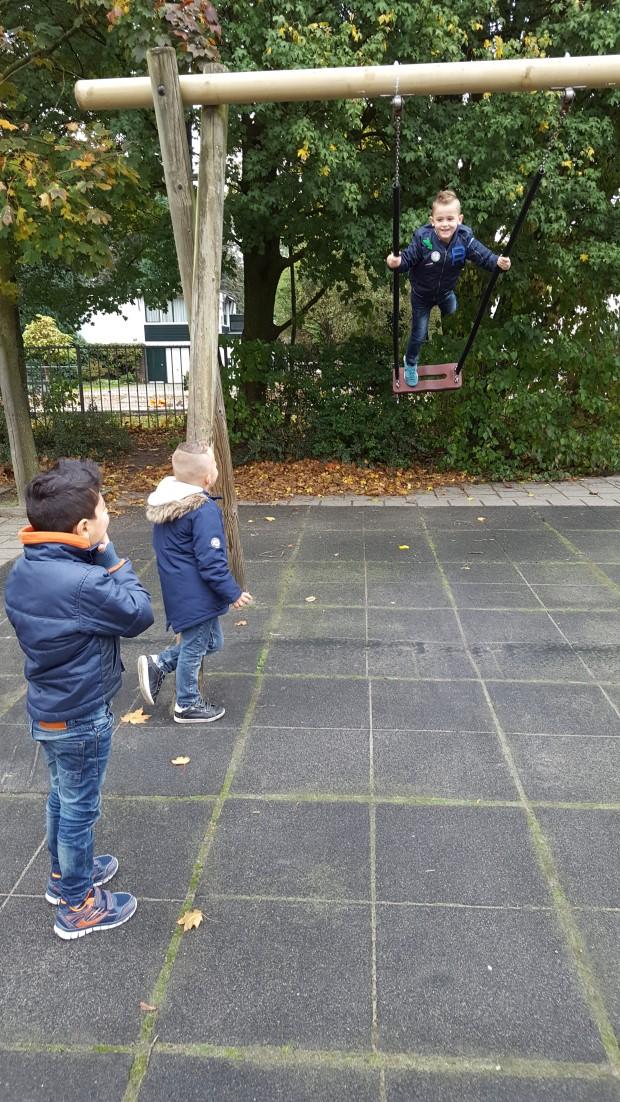 Tijdens het buiten spelen verzinnen de kinderen allerlei soorten spellen zoals politie