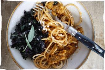 Hoofdgerecht Spaghetti met kruidige pompoen-gehaktsaus en paarse boerenkool - L - 555 kcal In de Krat p Pompoen (g) 50 Rundergehakt (g) 00 Rode ui (stuk(s)) Salieblaadjes (gehakt) (blaadje(s))