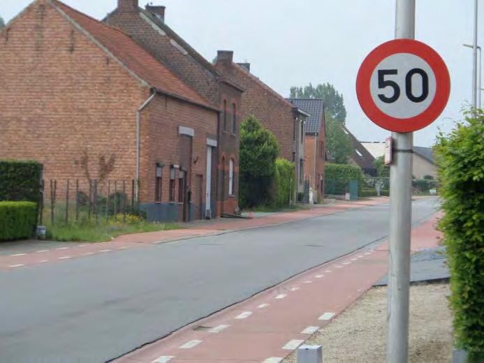 Daar de bebouwing over de ganse lengte van de Liebroekstraat/Kauwplasstraat evenwaardig is, de kruising van het fietspad (oude spoorbedding) -