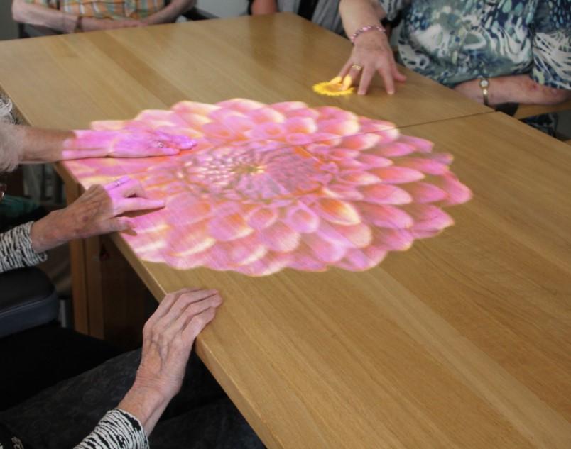 Tovertafel arrangement Heeft u zin om gezellig een uurtje uw brein te trainen of om lekker interactief bezig te zijn? Dan kan dat op onze tovertafel.