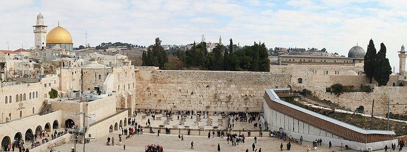 Doordat veel Joden aan de muur hun verdriet laten en lieten zien, wordt de muur door niet-joden vaak de Klaagmuur