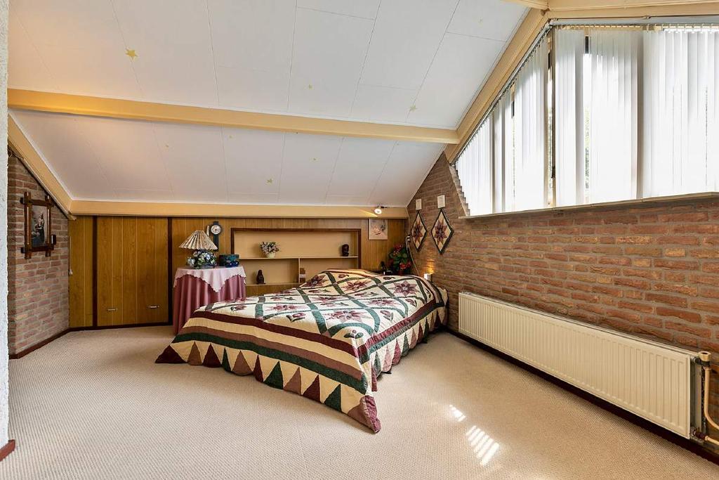 Eerste verdieping Kloosterlaan 44 / s-hertogenbosch OVERLOOP De overloop met siergrindvloer en dakvenster geeft toegang tot drie ruime slaapkamers en een badkamer.